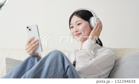 ワイヤレスヘッドフォンで音楽を聞くアジア人女性 132294638