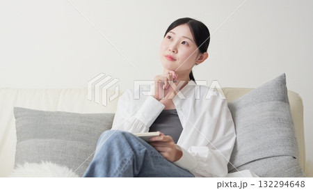 自宅でアイデアをメモするアジア人女性 132294648