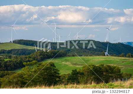 上外川高原　風車が聳える高原の風景　グリーンパワーくずまき 132294817