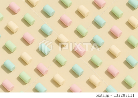 ライトベージュの背景に並ぶパステルカラーのマシュマロパターン ライトベージュの背景に並ぶパステルカラーのマシュマロパターン 132295111