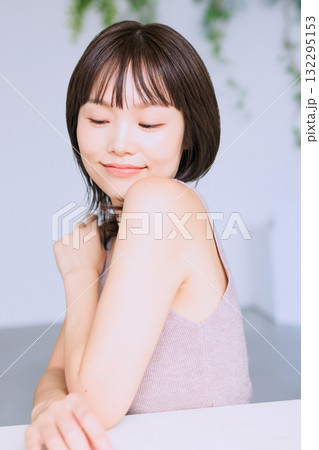 若い女性のビューティイメージ 132295153
