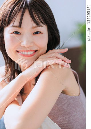 若い女性のビューティイメージ 132295174
