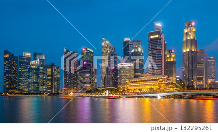 Stunning twilight view of Singapore city cityscape skyscrapers day to night timelapse Stunning twilight view of Singapore city cityscape skyscrapers day to night timelapse 132295261