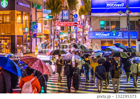 日本の東京都市景観 情緒漂う街。小雨が“舞う”情緒あふれる夜の神楽坂。神楽坂通りなどを望む 132295373