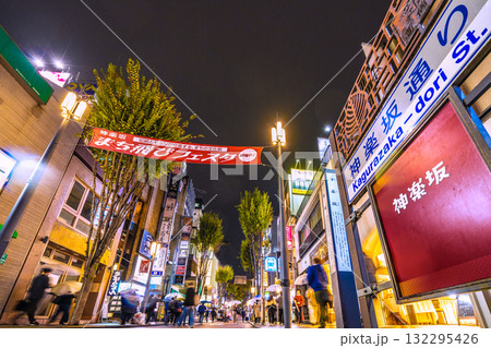 日本の東京都市景観 情緒漂う街。小雨が“舞う”情緒あふれる夜の神楽坂。神楽坂通りなどを望む 日本の東京都市景観 情緒漂う街。小雨が“舞う”情緒あふれる夜の神楽坂。神楽坂通りなどを望む 132295426