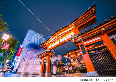 日本の東京都市景観 情緒漂う街。小雨が“舞う”情緒あふれる夜の神楽坂。毘沙門天などを望む 132295427