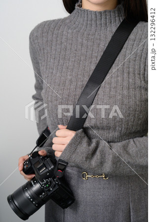 カメラを斜めがけにする女性 132296412