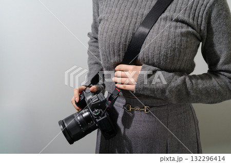 カメラを斜めがけにする女性 カメラを斜めがけにする女性 132296414