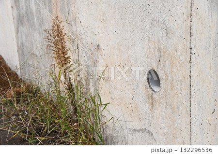 擁壁にある水抜き穴 132296536