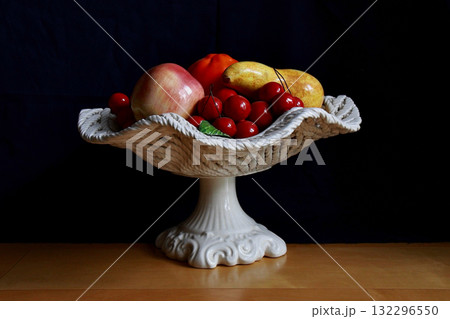 絵画のモチーフ　果物盛り合わせ 132296550