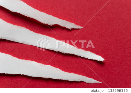 赤背景に破れた紙 赤背景に破れた紙 132296556