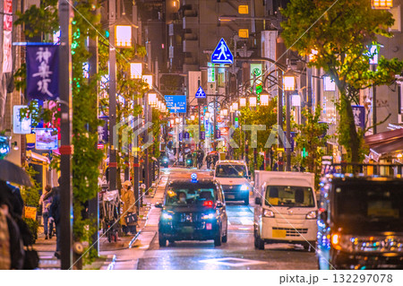 日本の東京都市景観 情緒漂う街。小雨が“舞う”情緒あふれる夜の神楽坂などを望む 日本の東京都市景観 情緒漂う街。小雨が“舞う”情緒あふれる夜の神楽坂などを望む 132297078