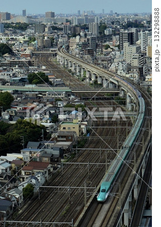 東京へ向かう連結した東北新幹線と山形新幹線 132298888