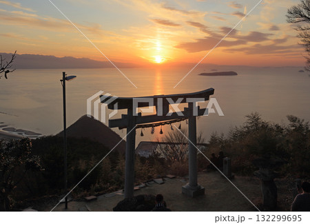 観音寺市高屋町、高屋神社本宮の「天空の鳥居」と伊吹島。燧灘を挟んで西条市付近に日が沈む 132299695