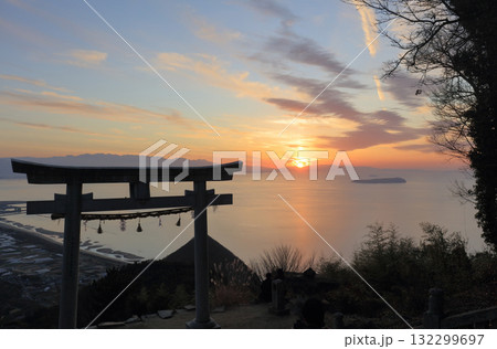 観音寺市高屋町、高屋神社本宮の「天空の鳥居」と伊吹島。燧灘を挟んで西条市付近に日が沈む 観音寺市高屋町、高屋神社本宮の「天空の鳥居」と伊吹島。燧灘を挟んで西条市付近に日が沈む 132299697