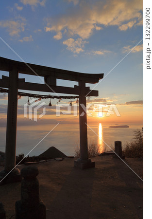 観音寺市高屋町、高屋神社本宮の「天空の鳥居」と伊吹島。燧灘を挟んで西条市付近に日が沈む 132299700