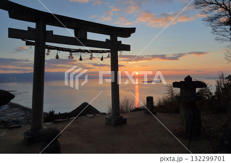 観音寺市高屋町、高屋神社本宮の「天空の鳥居」と伊吹島。燧灘を挟んで西条市付近に日が沈む 132299701