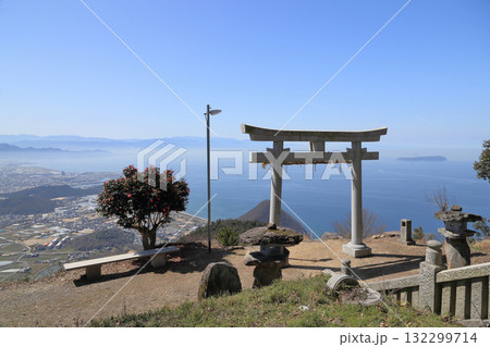 高屋神社本宮から天空の鳥居と観音寺市街、燧灘に浮かぶいりこの島伊吹島を見る 132299714