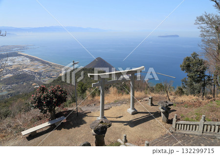 高屋神社本宮から天空の鳥居と観音寺市街、燧灘に浮かぶいりこの島伊吹島を見る 132299715