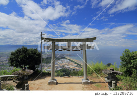 天空の鳥居、観音寺市の「高屋神社」と観音寺市街、有明浜 132299716