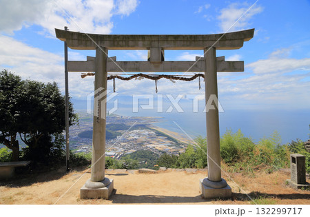 天空の鳥居、観音寺市の「高屋神社」と観音寺市街、有明浜 132299717