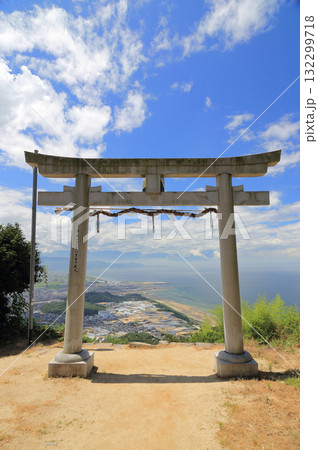天空の鳥居、観音寺市の「高屋神社」と観音寺市街、有明浜 132299718