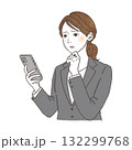 スマートフォンを見て困るスーツ姿の女性のイラスト｜仕事の悩み・ストレス・ビジネスウーマン素材 132299768