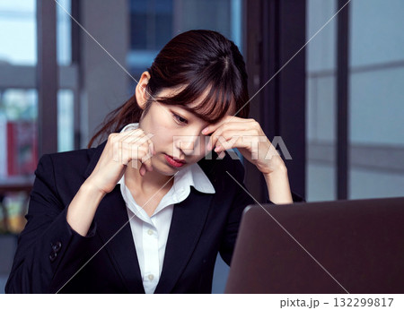 完全に疲れきったビジネスウーマン 132299817