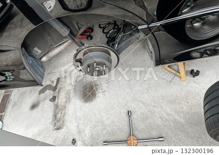 自動車の修理工場に使うタイヤの汚れ 132300196