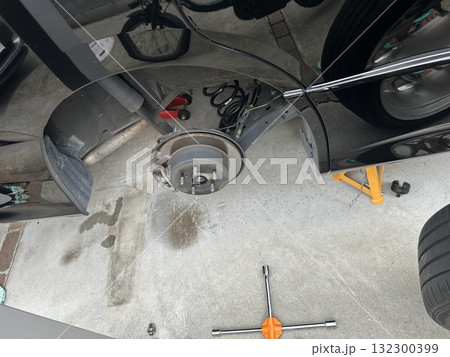 自動車の修理をする作業員 自動車の修理をする作業員 132300399