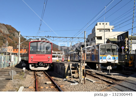 富士急大月駅と6000系電車(205系)山梨県大月市 富士急大月駅と6000系電車(205系)山梨県大月市 132300445