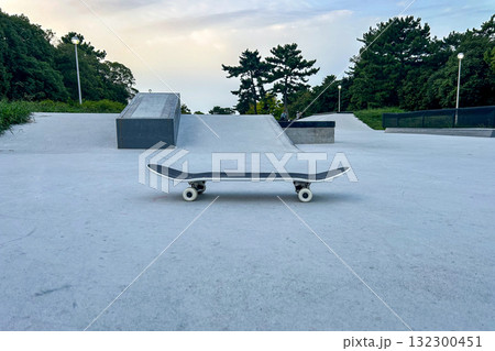 夕方の空に浮かぶ飛行機 132300451