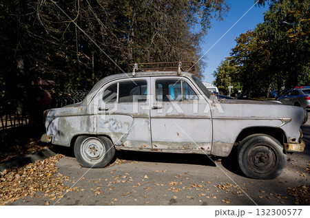 Rusty old vintage car. 132300577