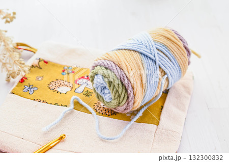 カラフルな毛糸 132300832