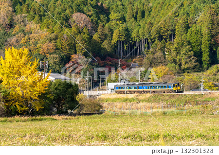 智頭急行　晩秋の平福を走る岡山駅行きスーパーいなば6号2　兵庫県佐用郡佐用町 132301328