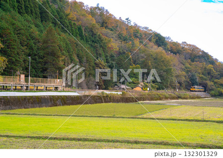 智頭急行 晩秋の平福を走る鳥取駅行きスーパーいなば7号1 兵庫県佐用郡佐用町 智頭急行 晩秋の平福を走る鳥取駅行きスーパーいなば7号1 兵庫県佐用郡佐用町 132301329