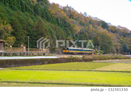 智頭急行　晩秋の平福駅を通過する鳥取駅行きスーパーいなば7号1　兵庫県佐用郡佐用町 132301330