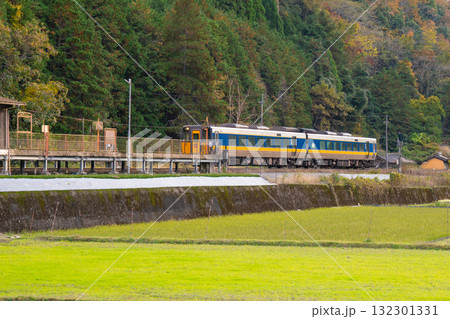 智頭急行　晩秋の平福駅を通過する鳥取駅行きスーパーいなば7号2　兵庫県佐用郡佐用町 132301331