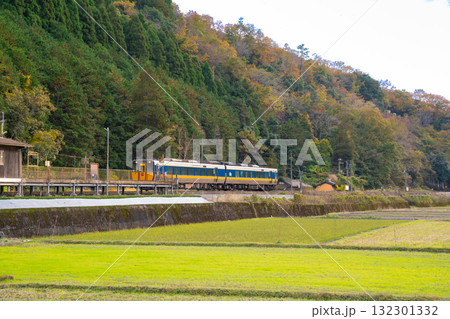 智頭急行　晩秋の平福駅を通過する鳥取駅行きスーパーいなば7号3　兵庫県佐用郡佐用町 132301332