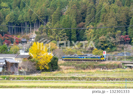 智頭急行　晩秋の平福を走る鳥取駅行きスーパーいなば7号2　兵庫県佐用郡佐用町 132301333