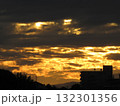 夕日に照らされる雲 132301356
