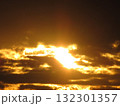 夕日に照らされる雲 132301357