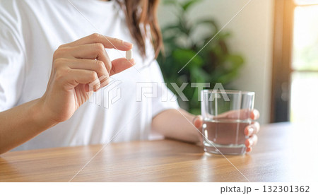薬を持つ女性の手元のアップ 薬を持つ女性の手元のアップ 132301362