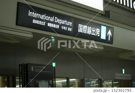 中部国際空港の国際線出発ロビーの案内板 132301795