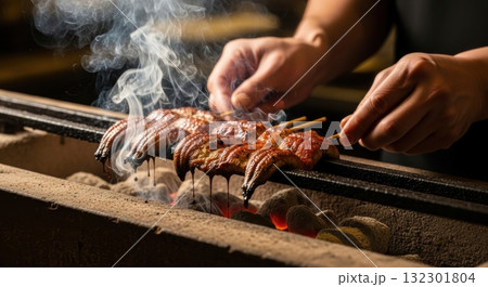 うなぎの蒲焼を炭火で焼き上げる職人 うなぎの蒲焼を炭火で焼き上げる職人 132301804