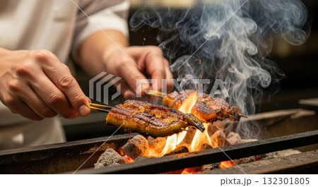 のうなぎの蒲焼を炭火で焼き上げる職人 のうなぎの蒲焼を炭火で焼き上げる職人 132301805