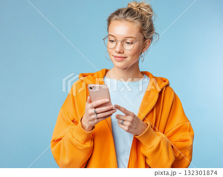 スマートフォンを使う若者のライフスタイル カジュアルで明るい印象(教育 ビジネス SNS) スマートフォンを使う若者のライフスタイル カジュアルで明るい印象(教育 ビジネス SNS) 132301874