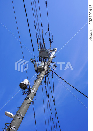 電柱の上にあるもの 132301912