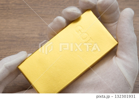 金のインゴットを持つ手　 132301931