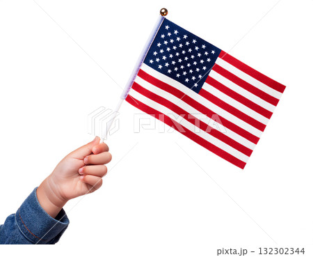 子供の手が小さなアメリカの国旗を持っている。 132302344